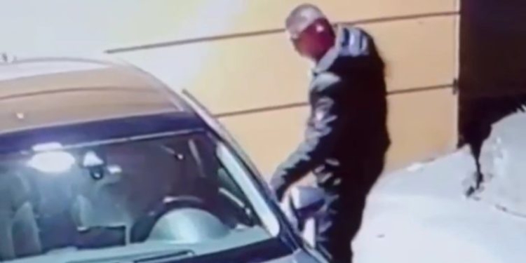 VIDEO / Plagosja e të riut në Tiranë, kamerat e sigurisë fiksuan lëvizjet e autorit
