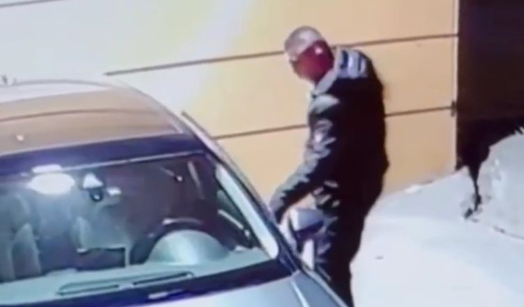 VIDEO / Plagosja e të riut në Tiranë, kamerat e sigurisë fiksuan lëvizjet e autorit