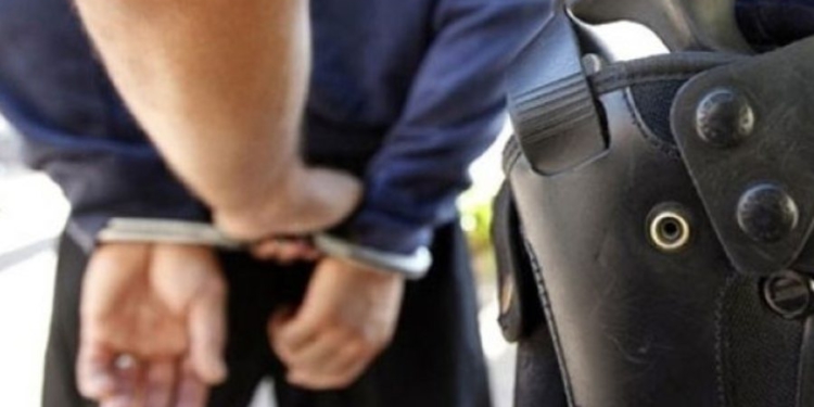 Kërcënonte gruan dhe djalin se do t’i vriste me hanxhar, arrestohet 48-vjeçari