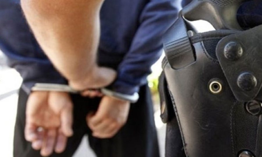 Kërcënonte gruan dhe djalin se do t’i vriste me hanxhar, arrestohet 48-vjeçari