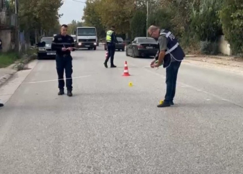 Aksident i rëndë në Tiranë, makina përplas dy gra, njëra ndërron jetë në vend