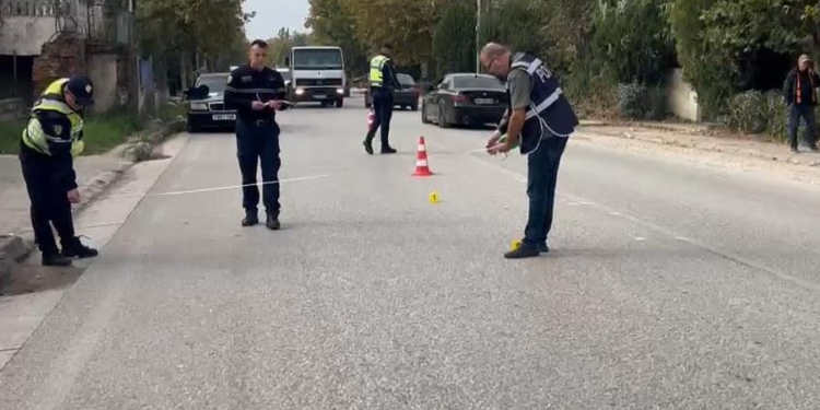 Aksident i rëndë në Tiranë, makina përplas dy gra, njëra ndërron jetë në vend