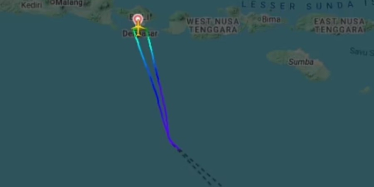 Gruaja tenton të hapë derën e avionit me mbi 200 pasagjerë, piloti bën ulje të detyruar