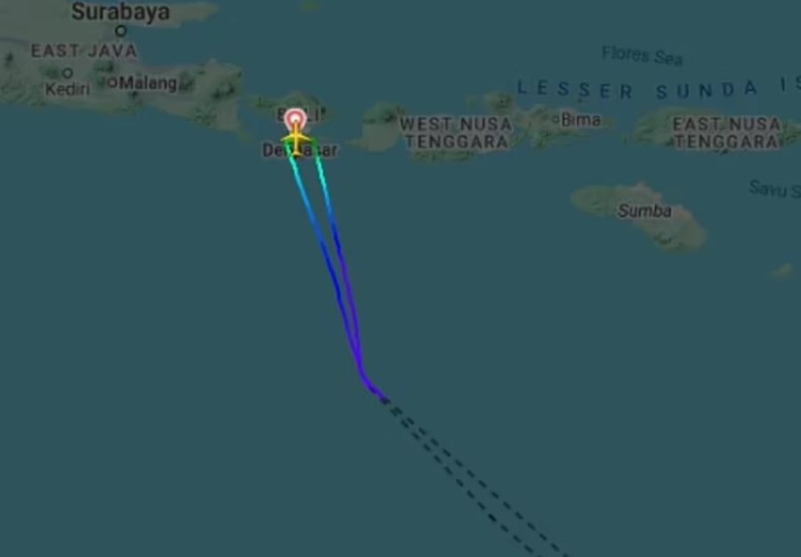 Gruaja tenton të hapë derën e avionit me mbi 200 pasagjerë, piloti bën ulje të detyruar