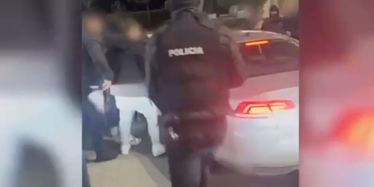 10 mijë euro pistoletat, arrestohen 2 persona nga Kosova, do shisnin armë e municione në Tiranë