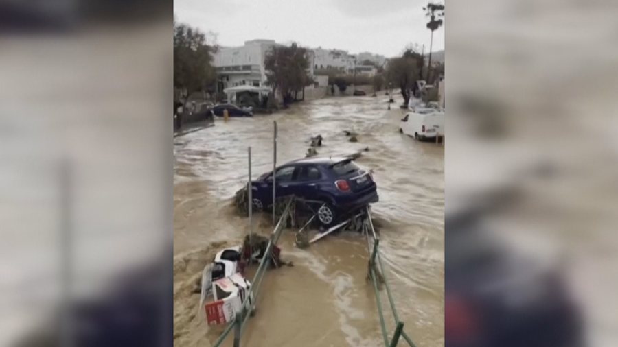 Stuhitë godasin Greqinë, përmbytje të mëdha në ishullin Paros, Kaos në Kretë
