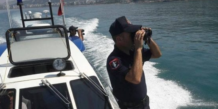 Zbulohen mbi 3000 litra karburant në Sazan, dyshohet se do përdorej për trafik droge