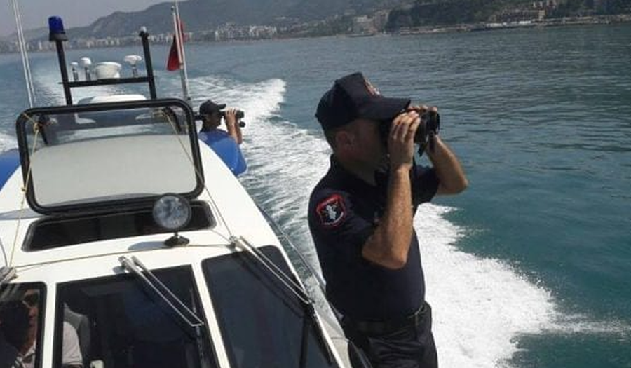 Zbulohen mbi 3000 litra karburant në Sazan, dyshohet se do përdorej për trafik droge