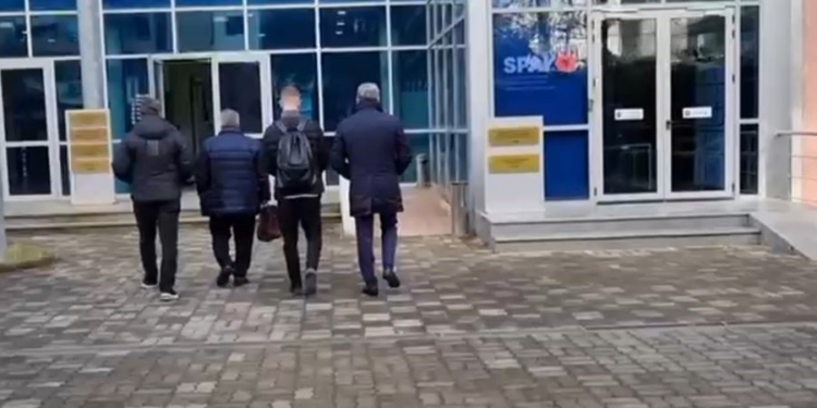 Bardh Spahia mbërrin në GJKKO, largoi nga detyra administratorin e Ujësjellësit