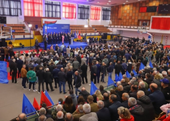 Berishën e presin një grusht demokratësh në Elbasan, kreu i PD: Banditët e qeverisë zvarrisin komisarët e Policisë