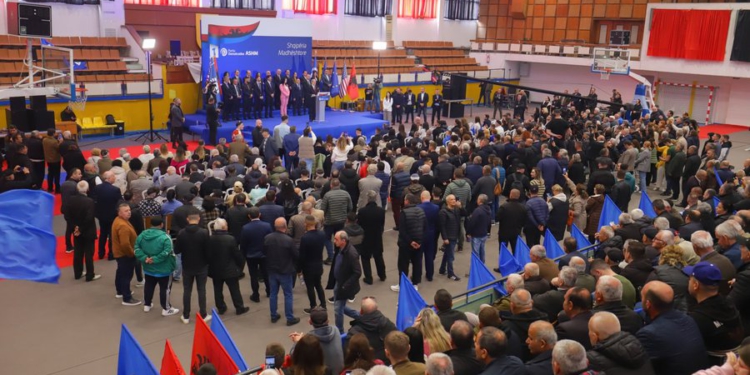 Berishën e presin një grusht demokratësh në Elbasan, kreu i PD: Banditët e qeverisë zvarrisin komisarët e Policisë