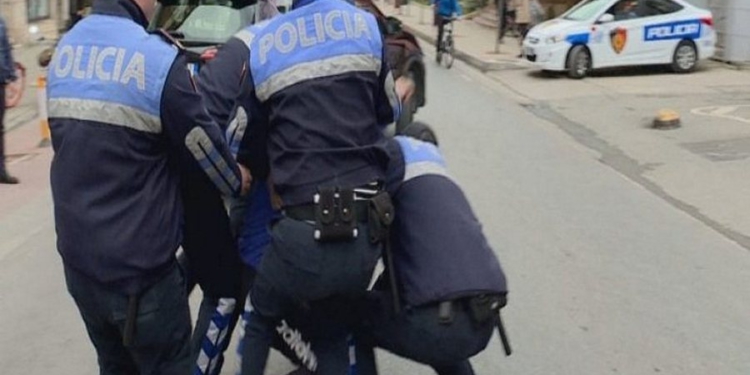 U rrahën me policët dhe iu dëmtuan makinën, arrestohen 3 vëllezërit në Dibër