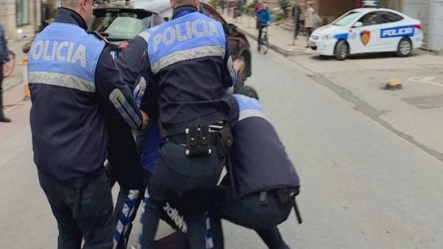U rrahën me policët dhe iu dëmtuan makinën, arrestohen 3 vëllezërit në Dibër