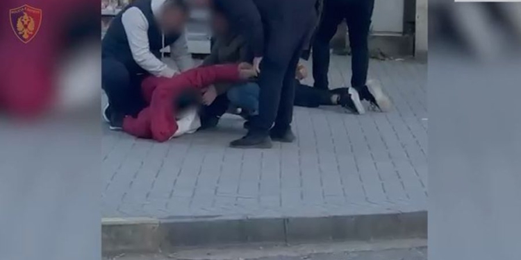 Trafik armësh dhe municionesh, pranga dy të rinjve në Tiranë