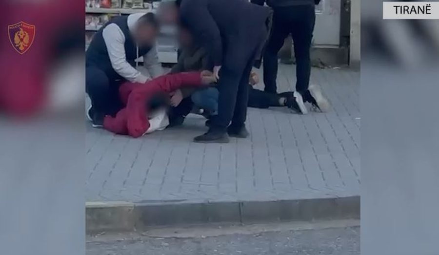 Trafik armësh dhe municionesh, pranga dy të rinjve në Tiranë