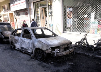 Natë tensionesh në Greqi, sulmohet policia me bomba molotovi dhe gurë