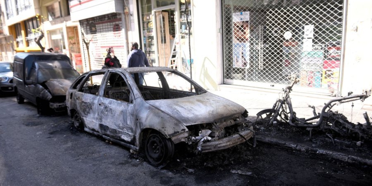Natë tensionesh në Greqi, sulmohet policia me bomba molotovi dhe gurë