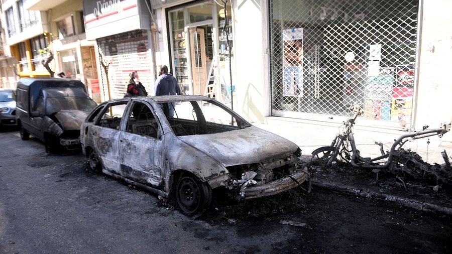 Natë tensionesh në Greqi, sulmohet policia me bomba molotovi dhe gurë