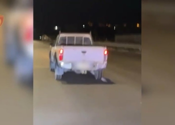 E rëndë në Babrru, hajdutët përplasin makinën e policisë gjatë ndjekjes, plagosen dy efektivë