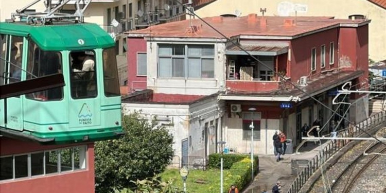 Aksident i rëndë në Napoli/ Shkëputet e kablloja e teleferikut, kabina përfundon në humnerë; disa të vdekur