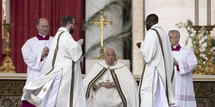 Ja kush e ka sulmuar Papa Françeskun edhe brenda kishës