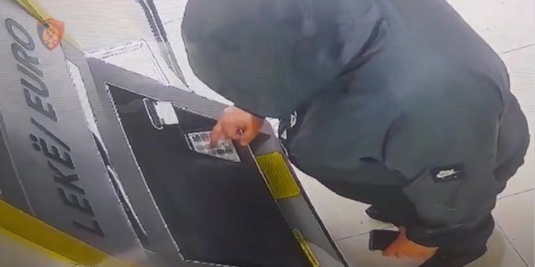 Tiranë, vidhte të dhënat bankare nga qytetarët, në pranga 23-vjeçari nga Franca
