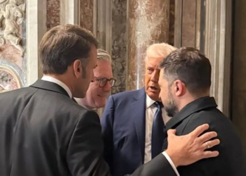 “S’duhet të jesh këtu”, eksperti lexon buzët e Trump dhe Macron nga dialogu në Bazilikën e Shën Pjetrit