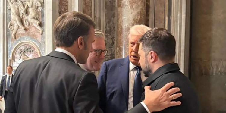 “S’duhet të jesh këtu”, eksperti lexon buzët e Trump dhe Macron nga dialogu në Bazilikën e Shën Pjetrit