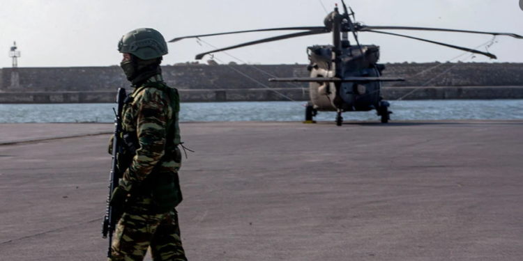 Greqia në alarm! Kapet “piktori”, spiun i mafias dhe Rusisë, po fotografonte bazën e NATO-s
