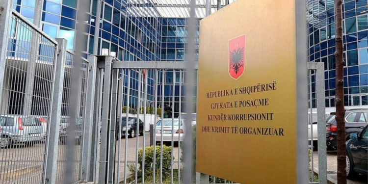 Mashtrim me “call center”, Apeli dërgon për rigjykim çështjen ndaj Erjon Kasmit dhe Xhulian Xhafës
