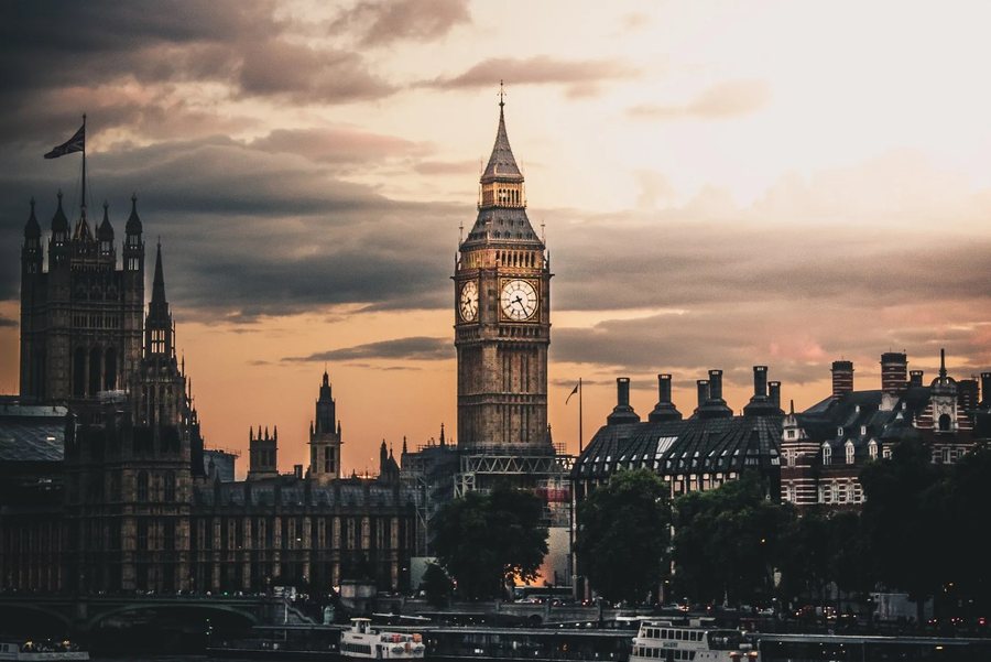 Mbretëria e Bashkuar zbulon strategjinë se si do i përgjigjet tarifave të Trump