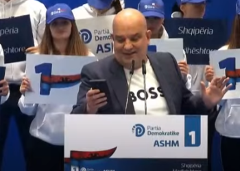 “O Rama, o sh*ërdhatë”/ Berisha bën fushatë me Ilir Vrenozin, të shara për kryeministrin në takimin në Korçë, Saliu shkrihet gazit