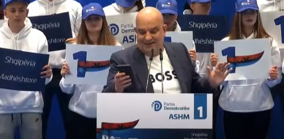 “O Rama, o sh*ërdhatë”/ Berisha bën fushatë me Ilir Vrenozin, të shara për kryeministrin në takimin në Korçë, Saliu shkrihet gazit