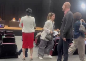 “Inceneratori nuk është mall pa zot”/ Tensione e akuza në Këshillin bashkiak në Elbasan, opozita kërkon kontratën