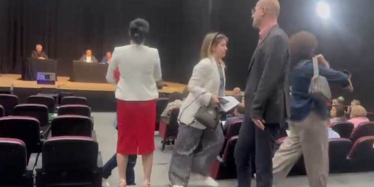“Inceneratori nuk është mall pa zot”/ Tensione e akuza në Këshillin bashkiak në Elbasan, opozita kërkon kontratën