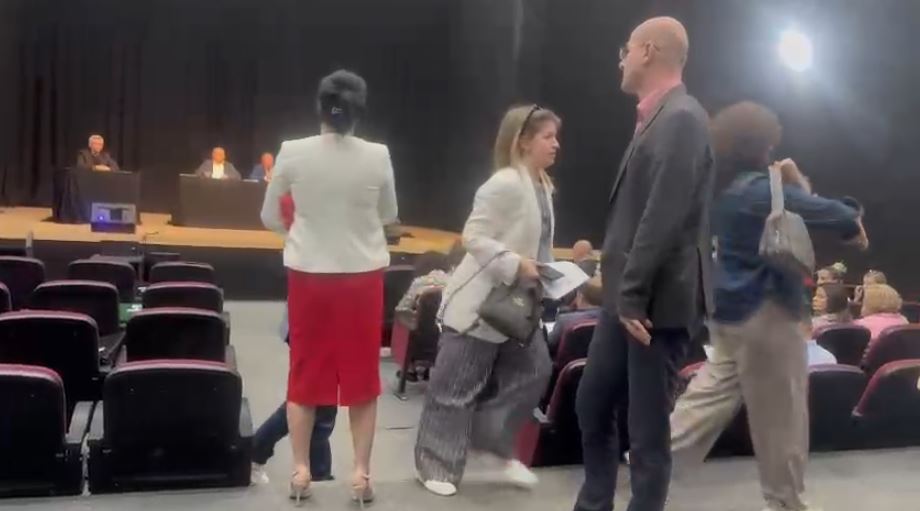 “Inceneratori nuk është mall pa zot”/ Tensione e akuza në Këshillin bashkiak në Elbasan, opozita kërkon kontratën