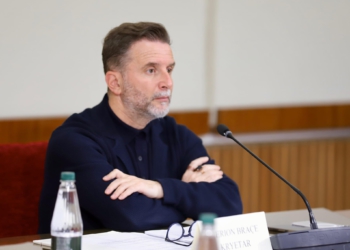 “Isha rehat në fshat!”, Braçe denoncon rastin: Qytetari u gjobit me 200 euro në Laprakë për një njoftim që ka vendosur në shtyllë