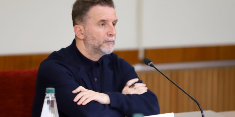 “Isha rehat në fshat!”, Braçe denoncon rastin: Qytetari u gjobit me 200 euro në Laprakë për një njoftim që ka vendosur në shtyllë