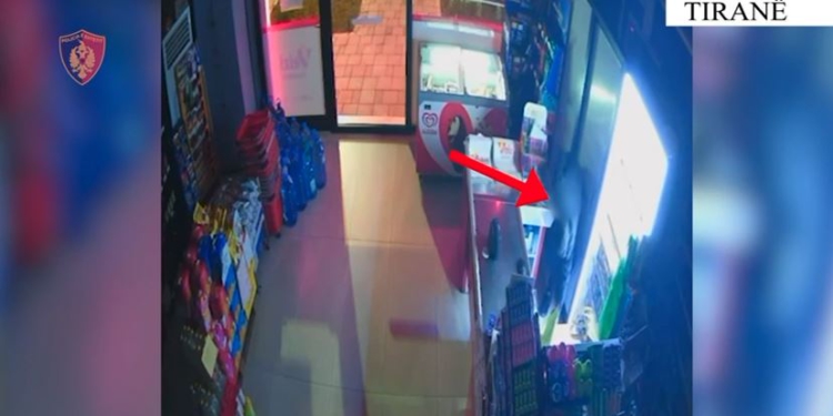 VIDEO: Me levë në dorë, “aksion” në tre markete! Kapet hajduti 20-vjeçar në Tiranë