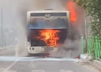 Përfshihet nga flakët autobusi i linjës Sarandë-Tiranë, pasagjerët shpëtojnë pa lëndime