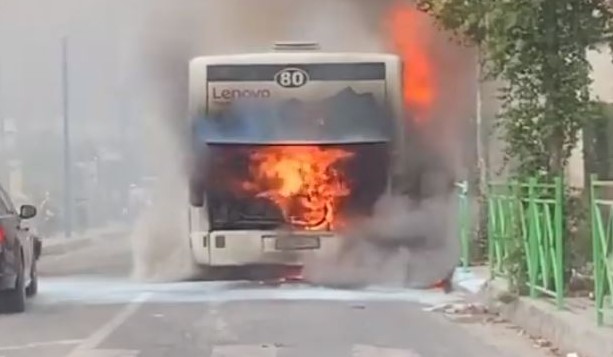 Përfshihet nga flakët autobusi i linjës Sarandë-Tiranë, pasagjerët shpëtojnë pa lëndime