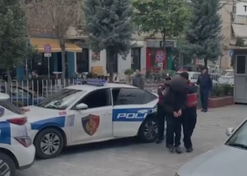 Lëvizte i armatosur me taksi, arrestohet 22-vjeçari tek Bulevardi i Ri! Detajet nga aksioni i policisë