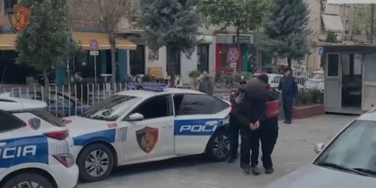 Lëvizte i armatosur me taksi, arrestohet 22-vjeçari tek Bulevardi i Ri! Detajet nga aksioni i policisë