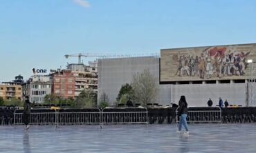 PS çel sot zyrtarisht fushatën për zgjedhjet e 11 majit. Çfarë po ndodh në sheshin Skënderbej?!