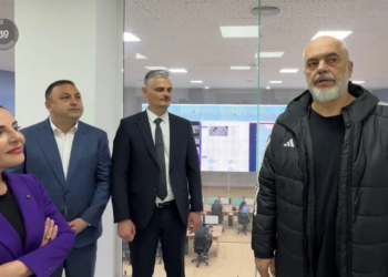 Siguria rrugore, kryeministri inspekton qendrën e monitorimit të trafikut në Tiranë