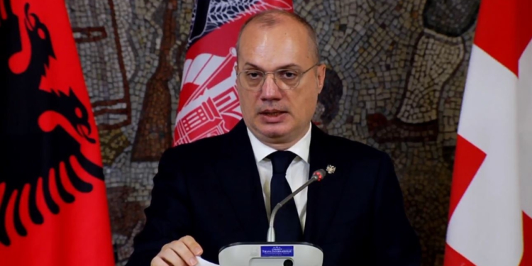 U përplas nga një makinë në vijat e bardha, Igli Hasani tregon si është gjendja shëndetësore e punonjësit të Ministrisë së Jashtme