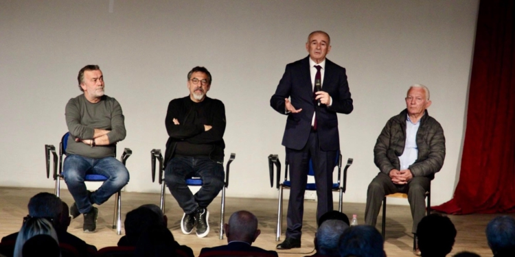 Takimi në Finiq, Çuçi prezanton Vasil Llajon: Qytetar i mirë nga radhët e minoritetit grek, meriton mbështetjen në 11 maj!