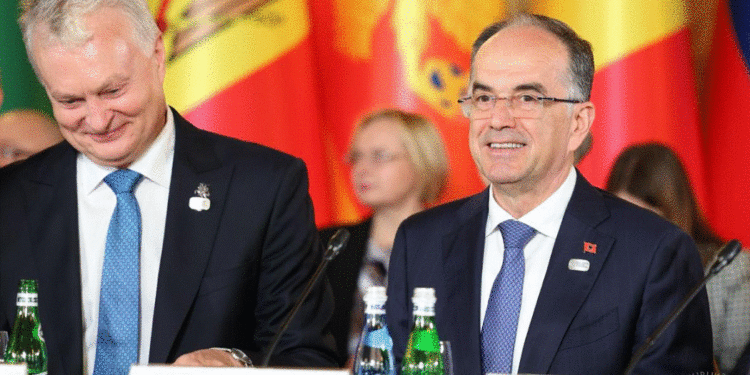 Presidenti Begaj në Varshavë, njofton pranimin e Shqipërisë si pjesëmarrës i asociuar në Nismën e ‘Tri Deteve’