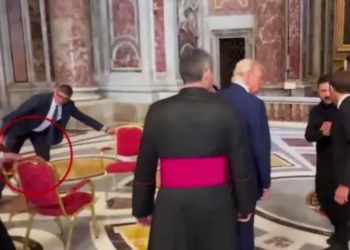 Ky është detaji që ju ka shpëtuar nga takimi. Kush duhet të ishte ulur pranë Trump dhe Zelensky dhe misteri i karriges së tretë?