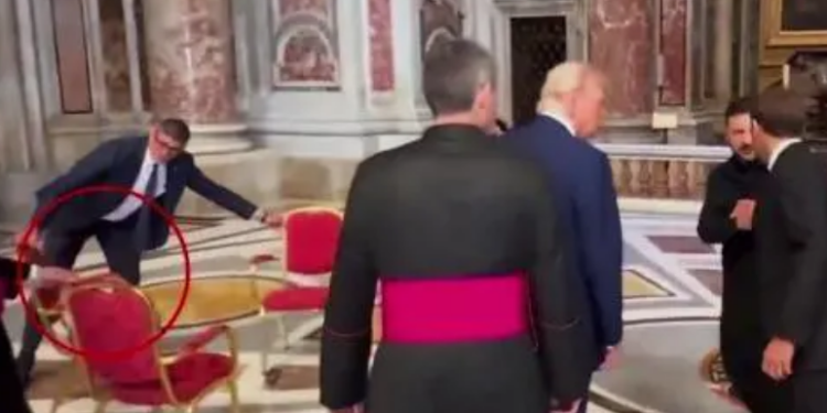 Ky është detaji që ju ka shpëtuar nga takimi. Kush duhet të ishte ulur pranë Trump dhe Zelensky dhe misteri i karriges së tretë?